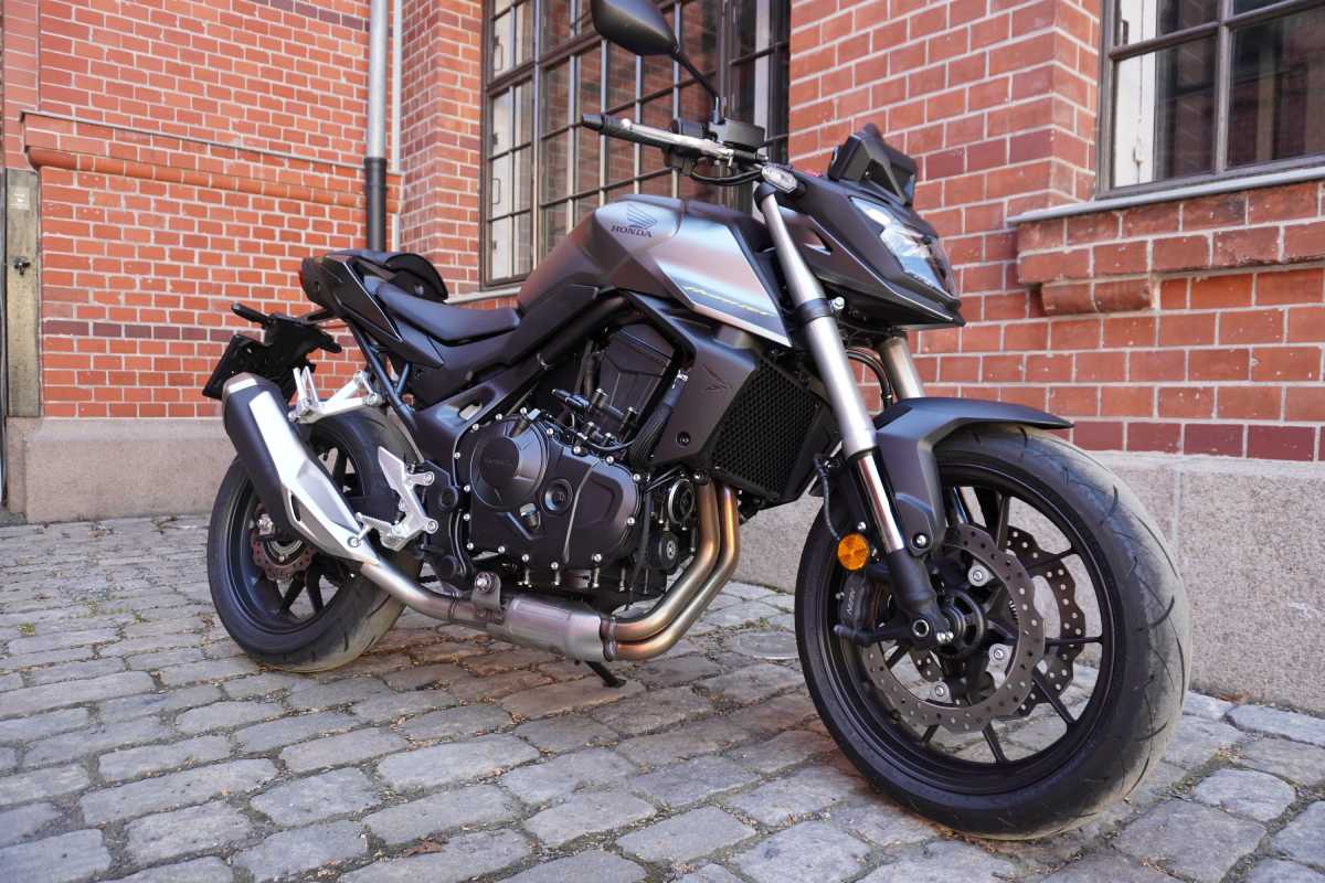 Test av Honda CB 750 Hornet: En oppdatert nakensykkel med legendestatus